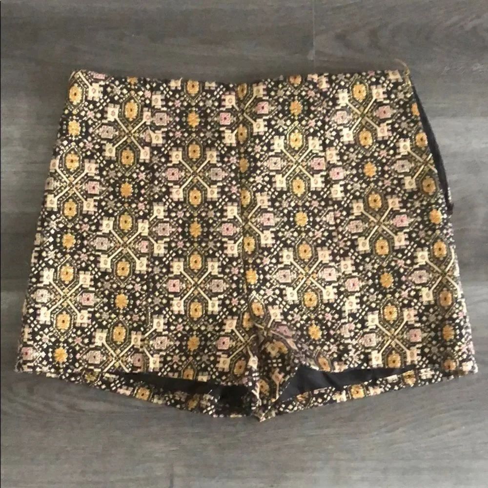 Mini embroided short